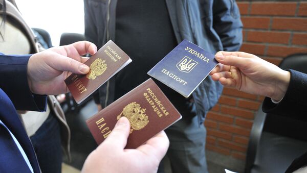 Получение паспортов Российской Федерации жителями Крыма в Паспортно-визовом центре Москвы, архивное фото - Sputnik Литва