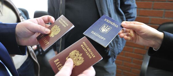 Получение паспортов Российской Федерации жителями Крыма в Паспортно-визовом центре Москвы, архивное фото - Sputnik Литва