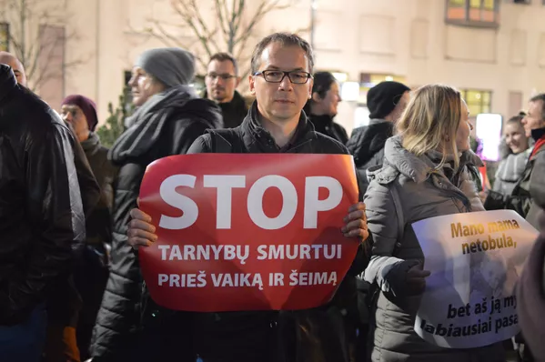 Митинг против ювенальной юстиции в Вильнюсе Митинг против ювенальной юстиции в Вильнюсе - Sputnik Lietuva