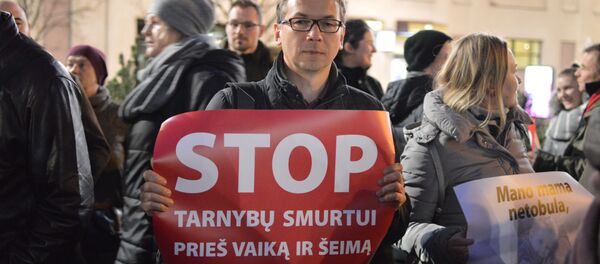Митинг против ювенальной юстиции в Вильнюсе Митинг против ювенальной юстиции в Вильнюсе - Sputnik Lietuva
