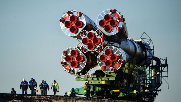 Вывоз ракеты-носителя Союз-ФГ с пилотируемым кораблем Союз МС-10 - Sputnik Литва