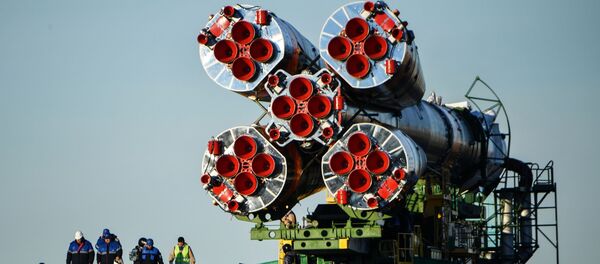 Вывоз ракеты-носителя Союз-ФГ с пилотируемым кораблем Союз МС-10 - Sputnik Литва