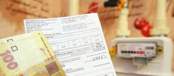 Денежные купюры Украины и квитанция за оплату коммунальных услуг Денежные купюры Украины и квитанция за оплату коммунальных услуг - Sputnik Lietuva