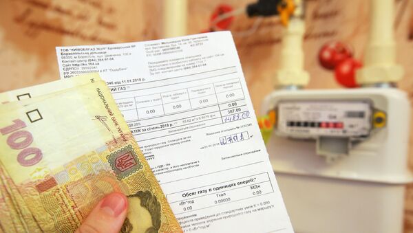 Денежные купюры Украины и квитанция за оплату коммунальных услуг - Sputnik Lietuva