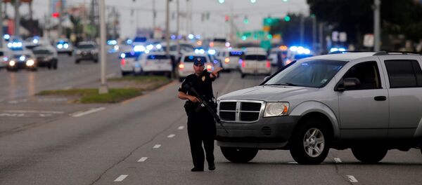 Полицейский блокирует проезд неподалеку от места преступления в Бутон-Руж, штат Луизиана, США Полицейский блокирует проезд неподалеку от места преступления в Бутон-Руж, штат Луизиана, США - Sputnik Литва
