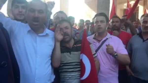 Толпа возле здания парламента Турции требует казнить мятежников - Sputnik Lietuva