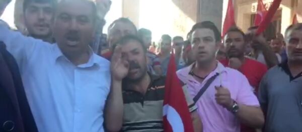 Толпа возле здания парламента Турции требует казнить мятежников Толпа возле здания парламента Турции требует казнить мятежников - Sputnik Литва