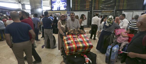 Путешественники в аэропорту Стамбула - Sputnik Литва
