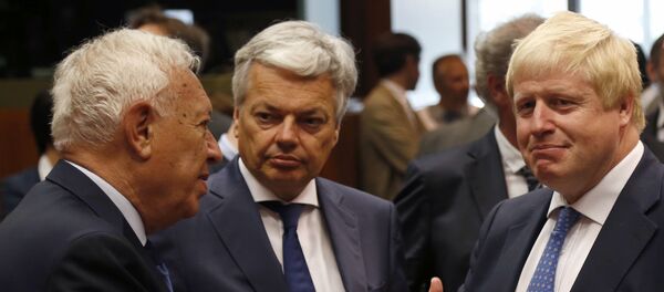 Новый британский министр иностранных дел Борис Джонсон (справа) во время встречи министров иностранных дел Евросоюза в Брюсселе, Бельгия - Sputnik Lietuva