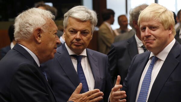 Новый британский министр иностранных дел Борис Джонсон (справа) во время встречи министров иностранных дел Евросоюза в Брюсселе, Бельгия - Sputnik Lietuva