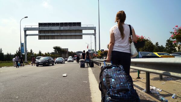 туристы направляются в аэропорт Стамбула, Турция - Sputnik Литва