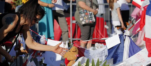 Дань памяти погибшим при теракте в Ницце, Франция Дань памяти погибшим при теракте в Ницце, Франция - Sputnik Lietuva