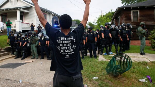 Участник демонстрации привлекает внимание полиции в Батон-Руж, штат Луизиана, США - Sputnik Lietuva