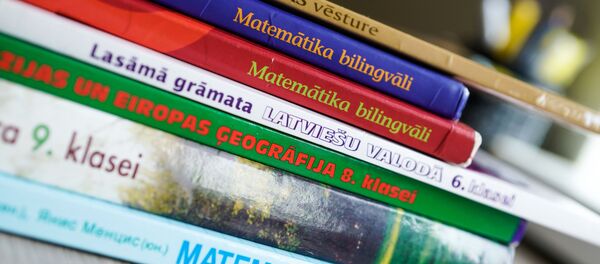 Учебники, по которым учатся дети в русской школе в Латвии, архивное фото - Sputnik Литва
