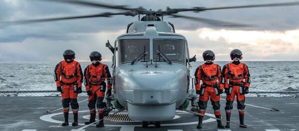 Португальские военнослужащие на палубе норвежского фрегата HNoMS Helge Ingstad во время совместных учений войск НАТО Trident Juncture 2018 (Единый трезубец) в Норвежском море, 26 октября 2018 - Sputnik Литва