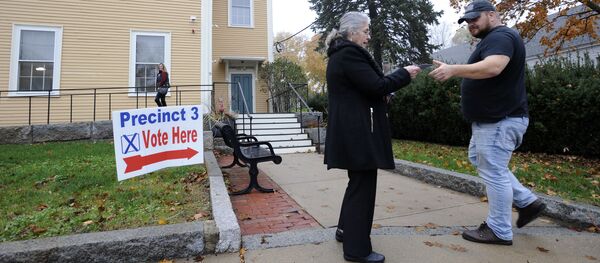 Кандидат на выборах в конгресс Мэри Джин Шарбоно в день выборов, 6 ноября 2018 года - Sputnik Литва
