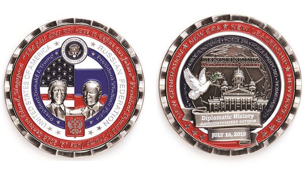 Памятная монета, выпущенная в честь встречи в Хельсинки президентов России и США Владимира Путина и Дональда Трампа - Sputnik Lietuva