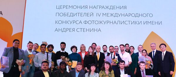 Победители IV международного конкурса фотожурналистики имени Андрея Стенинана на торжественной церемонии награждения в Москве - Sputnik Литва