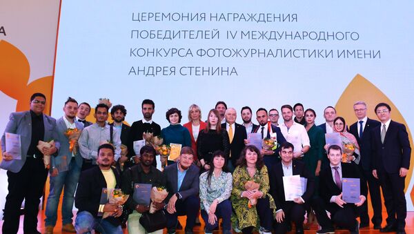 Победители IV международного конкурса фотожурналистики имени Андрея Стенинана на торжественной церемонии награждения в Москве - Sputnik Литва