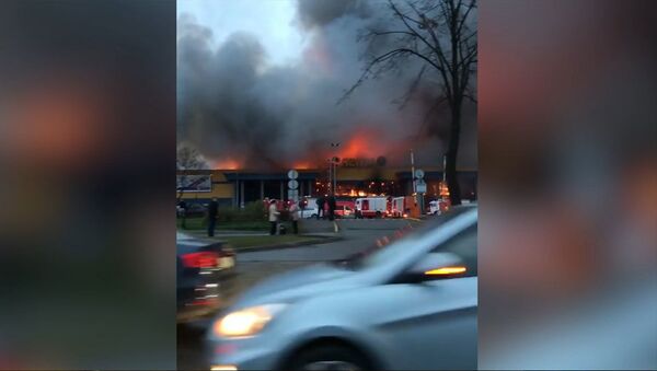 Крупный пожар в петербургском гипермаркете. Кадры с места ЧП - Sputnik Литва