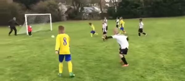 Отце помог сыну не пропустить гол - Sputnik Литва