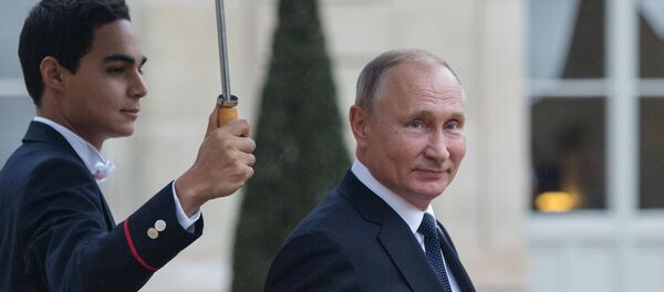 Президент РФ Владимир Путин покидает Елисейский дворец после рабочего завтрака от имени президента Франции Эммануэля Макрона  - Sputnik Литва