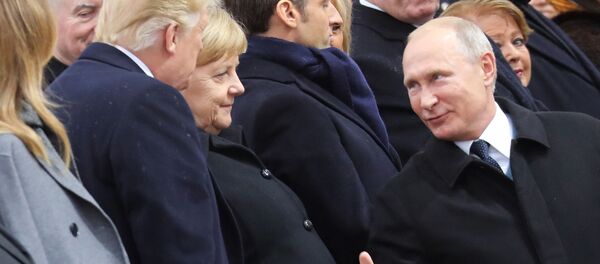Президент России Владимир Путин беседует с канцлером Германии Ангелой Меркель и президентом США Дональдом Трампом, когда они присутствуют на церемонии в Триумфальной арке в Париже Президент России Владимир Путин беседует с канцлером Германии Ангелой Меркель и президентом США Дональдом Трампом, когда они присутствуют на церемонии в Триумфальной арке в Париже - Sputnik Литва