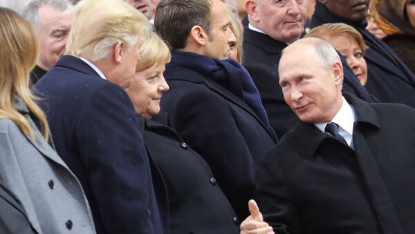 Президент России Владимир Путин беседует с канцлером Германии Ангелой Меркель и президентом США Дональдом Трампом, когда они присутствуют на церемонии в Триумфальной арке в Париже - Sputnik Lietuva