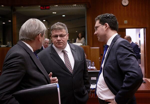 Министр иностранных дел Линас Линкявичюс (в центре) на заседании министров в Брюсселе Министр иностранных дел Линас Линкявичюс (в центре) на заседании министров в Брюсселе - Sputnik Литва