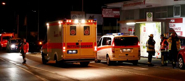 Машина скорой помощи у здания вокзала в Вюрцбурге - Sputnik Литва