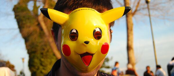Парень с маской Пикачу - Sputnik Литва