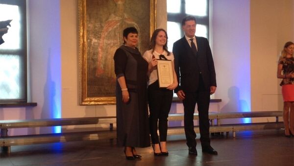 Премьер-министр, министр образования и Агне Станюте на церемонии вручения благодарностей лучшим абитуриентам - Sputnik Lietuva