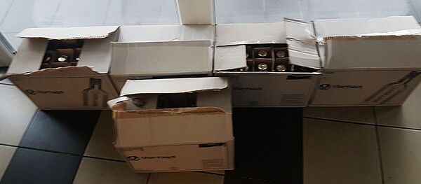 Latvis bandė įvežti į Lietuvą 100 butelių degtinės Latvis bandė įvežti į Lietuvą 100 butelių degtinės - Sputnik Lietuva