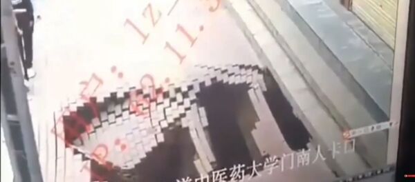 Moteris staiga nugarmėjo po šaligatviu Kinijoje Moteris staiga nugarmėjo po šaligatviu Kinijoje - Sputnik Lietuva