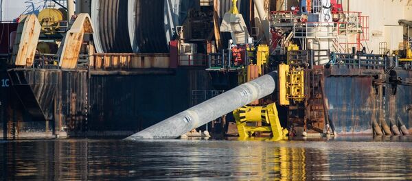 Сварка труб перед протягиванием через микротоннели в зоне берегового пересечения в Германии, архивное фото - Sputnik Литва