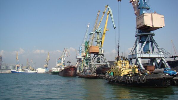 Бердянский морской торговый порт — расположен на побережье Азовского моря - Sputnik Литва
