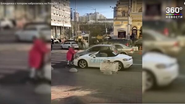 В центре Киева блондинка разбила топором Porsche - Sputnik Lietuva