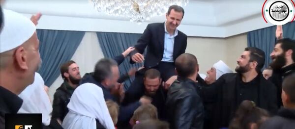 Освобожденные от ИГ сирийцы посадили Асада себе на плечи - Sputnik Литва