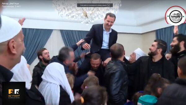 Освобожденные от ИГ сирийцы посадили Асада себе на плечи - Sputnik Литва