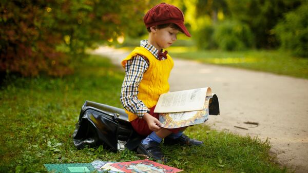 Ребенок с книгой, архивное фото - Sputnik Литва