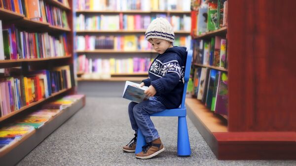 Ребенок с книгой в магазине - Sputnik Lietuva