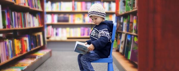 Ребенок с книгой в магазине, архивное фото - Sputnik Литва