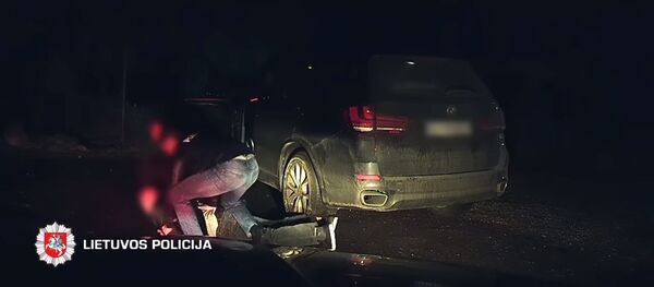 Полицейские ловят преступника - Sputnik Литва