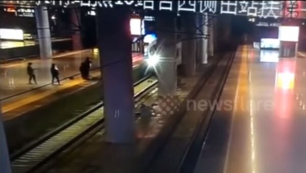 Женщина решила разыграть парня и прыгнула под поезд - Sputnik Литва
