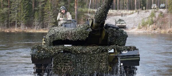 Датский танк Leopard 2 форсирует реку во время совместных учений войск НАТО Trident Juncture 2018 (Единый трезубец) в Норвегии - Sputnik Литва