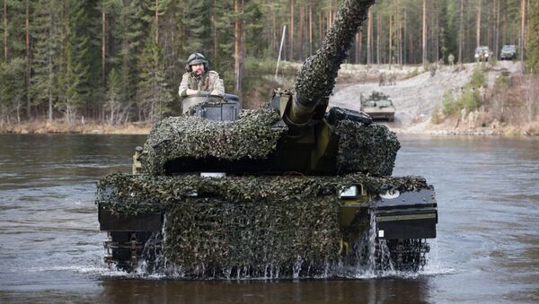 Датский танк Leopard 2 форсирует реку во время совместных учений войск НАТО Trident Juncture 2018 (Единый трезубец) в Норвегии - Sputnik Литва
