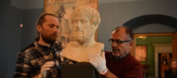 Бюст Аристотеля, прибывший во Дворец великих князей литовских в Вильнюсе Бюст Аристотеля, прибывший во Дворец великих князей литовских в Вильнюсе - Sputnik Литва