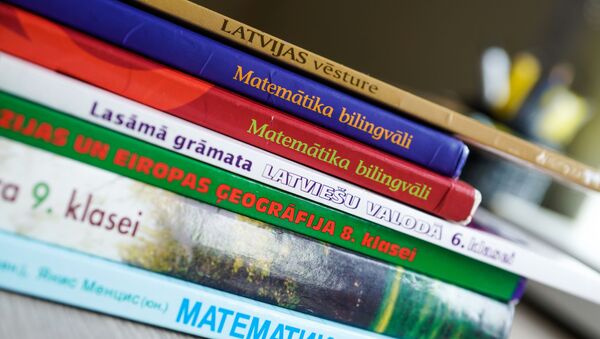 Учебники, по которым учатся дети в русской школе в Латвии, архивное фото - Sputnik Литва