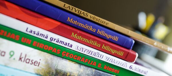 Учебники, по которым учатся дети в русской школе в Латвии, архивное фото Учебники, по которым учатся дети в русской школе в Латвии, архивное фото - Sputnik Литва