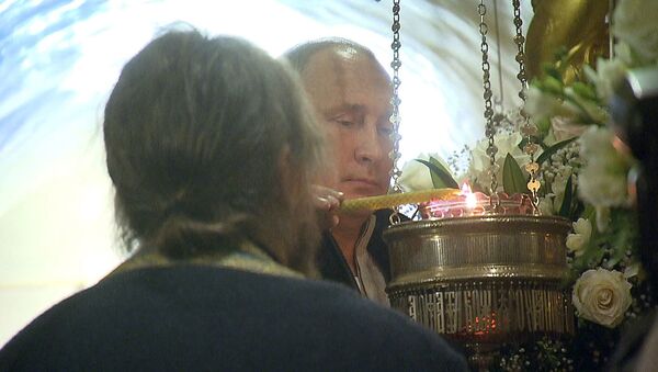 Путин посетил Псково-Печерский монастырь и принял участие в церковных обрядах - Sputnik Литва